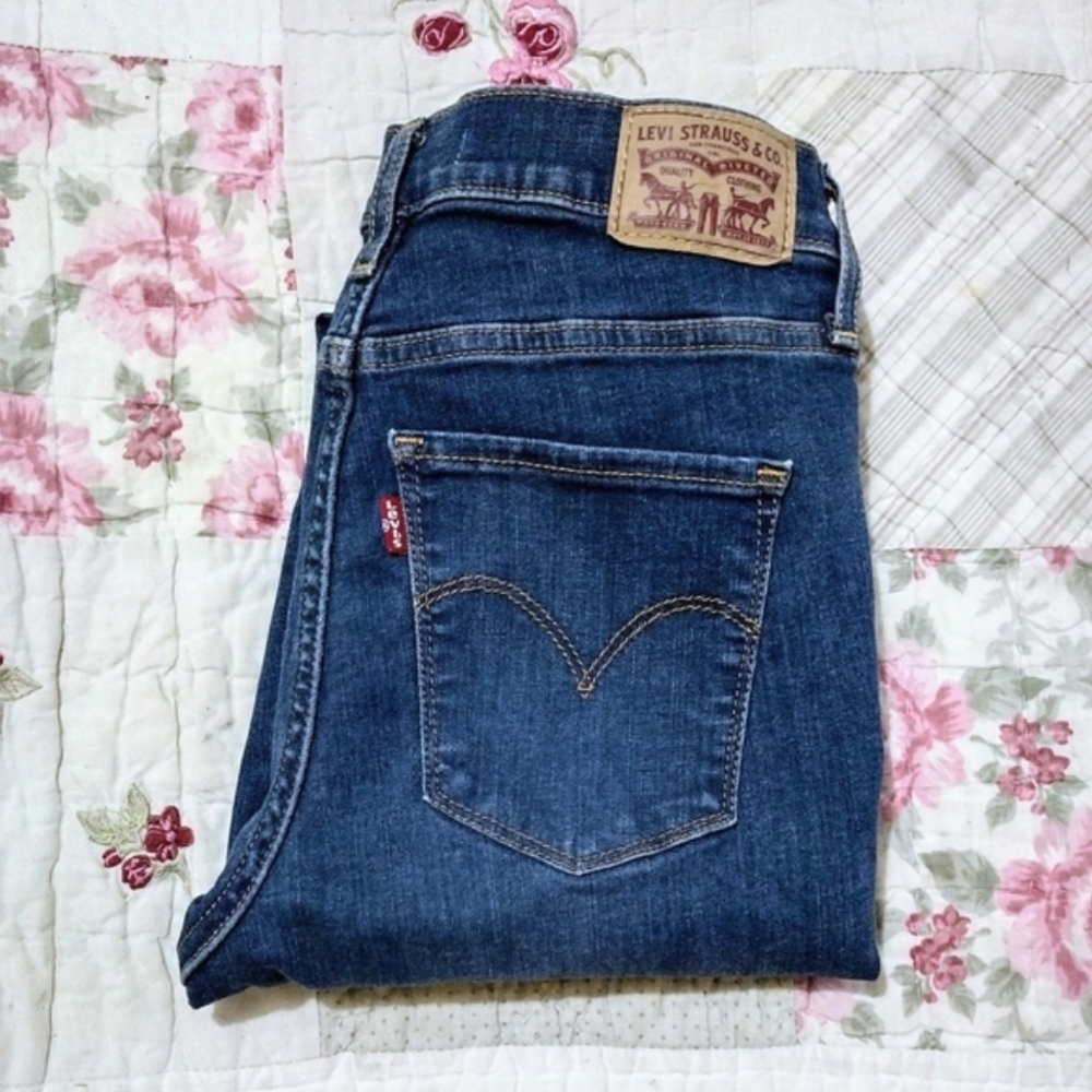 *NWOTs* Levi's 720 High-Rise Super Skinny Jeans. Size 26x30 - Picture 6 of 13